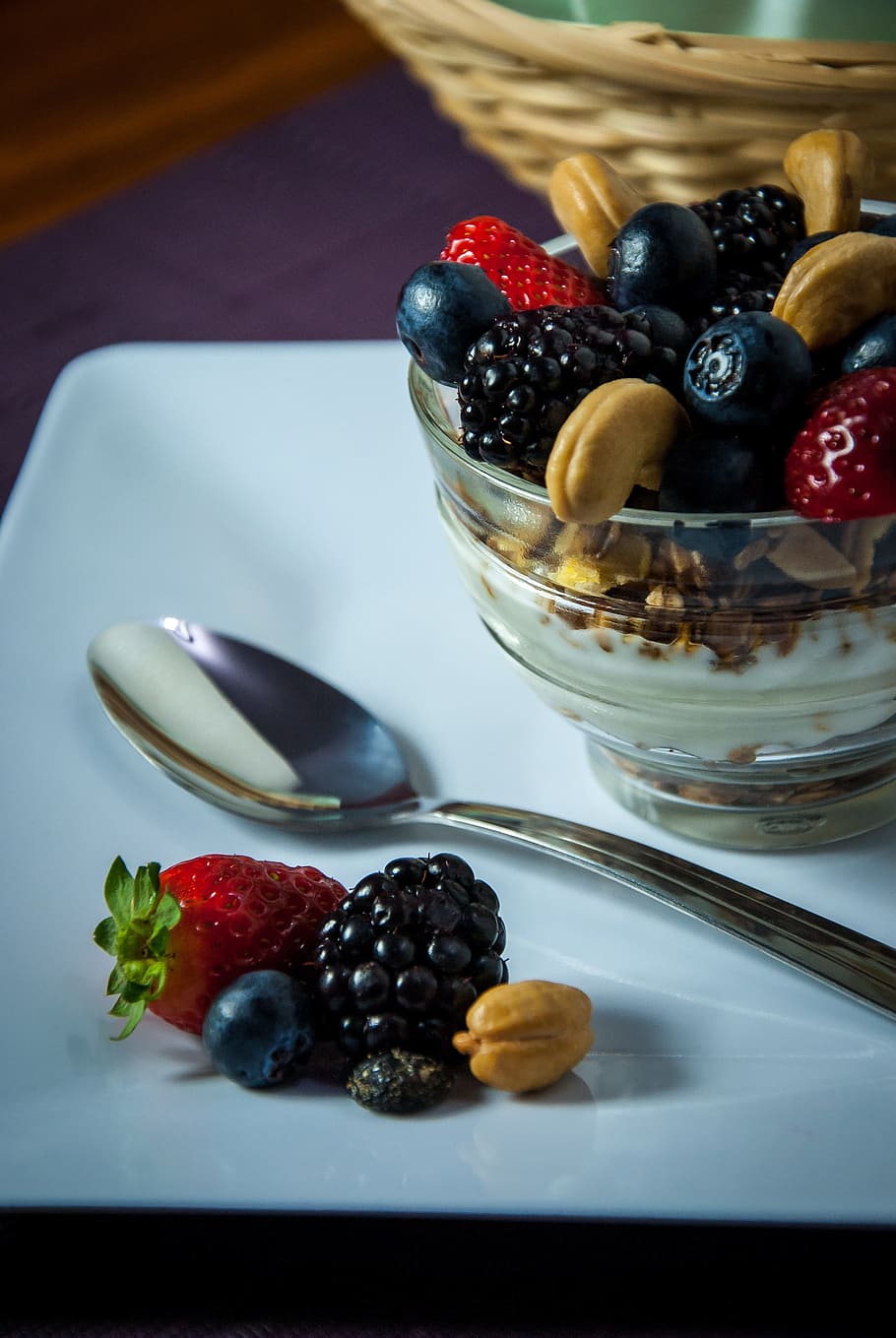 blackberry, strawberry, makanan penutup kacang mete, sarapan, buah, buah-buahan liar, buah merah, yogurt, alami, granola