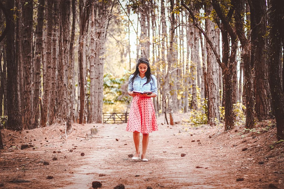mujer, en pie, bosque, durante el día, hermosa, vestir, niña, al aire libre, persona, lectura