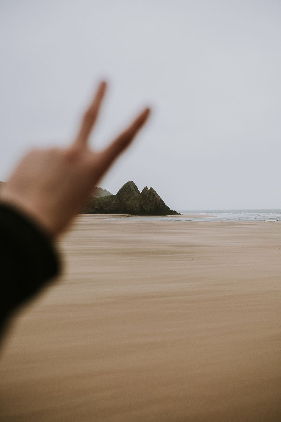 pessoa, mostrando, esquerda, mão, mar, oceano, areia, viagem, praia, paz