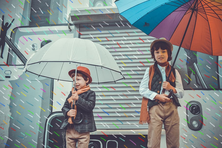 lluvia, paraguas, niños, infancia, ropa publicitaria, modelo de niños, clima, calle, niño, mojado