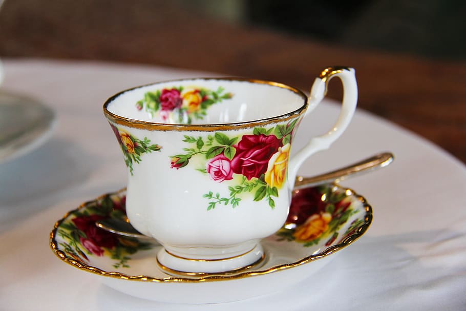 foto, blanco, floral, taza de té, platillo, cucharadita, té, victoriano, té alto, taza