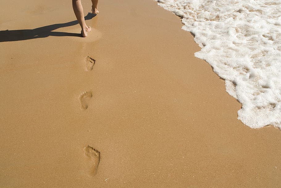 persona, caminar, orilla, arena, huellas, océano, mar, lejos, playa, tierra