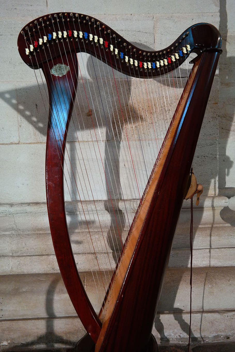 plucked, Harp, Plucked String Instrument, stringed instrument, strings, voice pins, neck, head, knee, concert harp