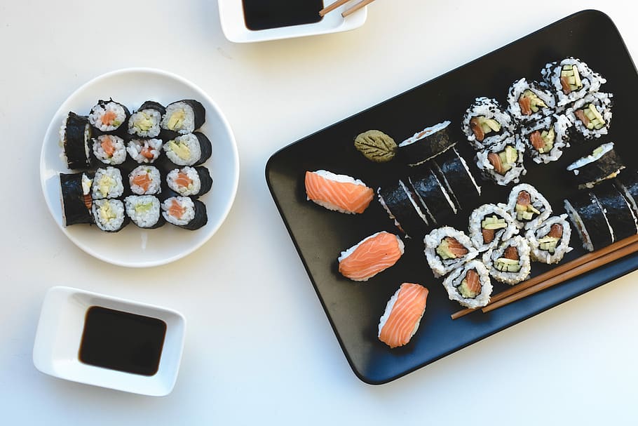sushi casero, hecho en casa, sushi, japonés, arroz, salmón, vista superior, fondo blanco, comida, mariscos