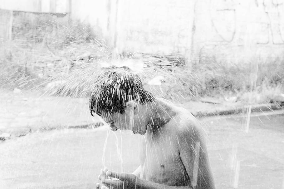 menino, tomando banho, ao ar livre, chovendo, frio, fresco, desafio de balde de gelo, uma pessoa, dia, estilos de vida