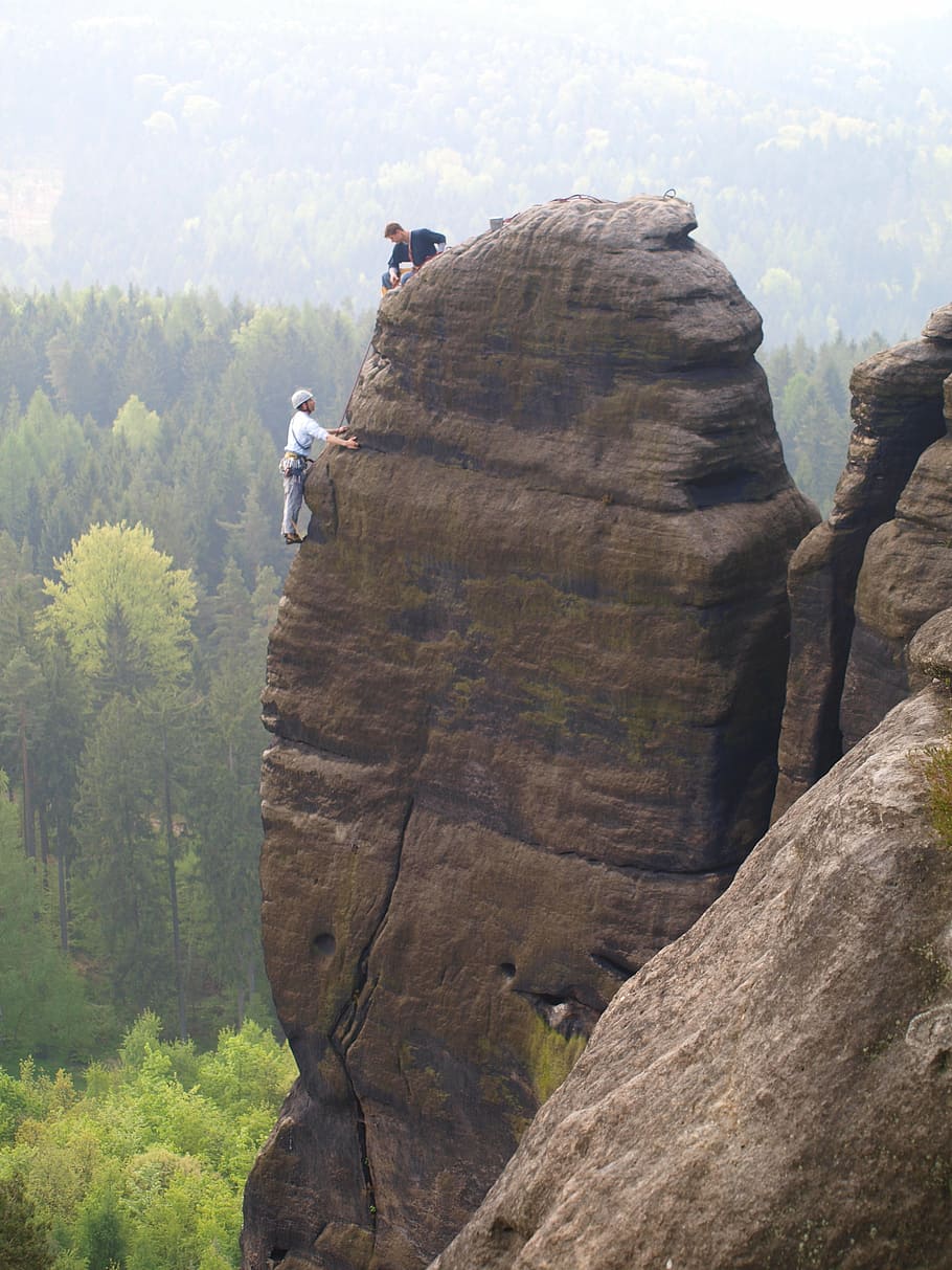 montañas de arenisca del elba, pfaffenstein, alpinista, escalador, escalada, escalada deportiva, escalada en roca, saxon suiza, naturaleza, al aire libre