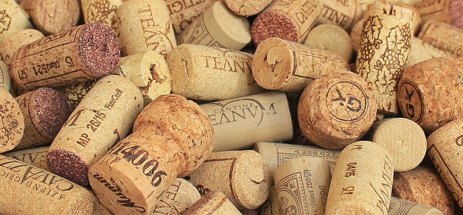 lote de corcho marrón, corcho de champán, corchos de vino, fondo, corchos de botella, corcho, colección, etiquetas, cierres, vino