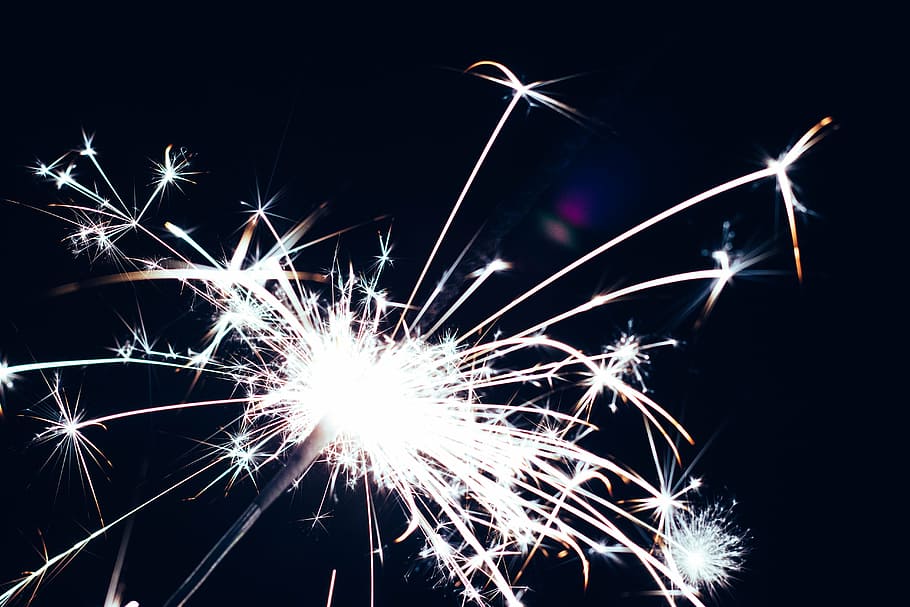 foto de close-up, fogo de artifício com estrelinha, seletivo, foco, estrelinhas, faíscas, estrelinha, luzes, festa, celebração