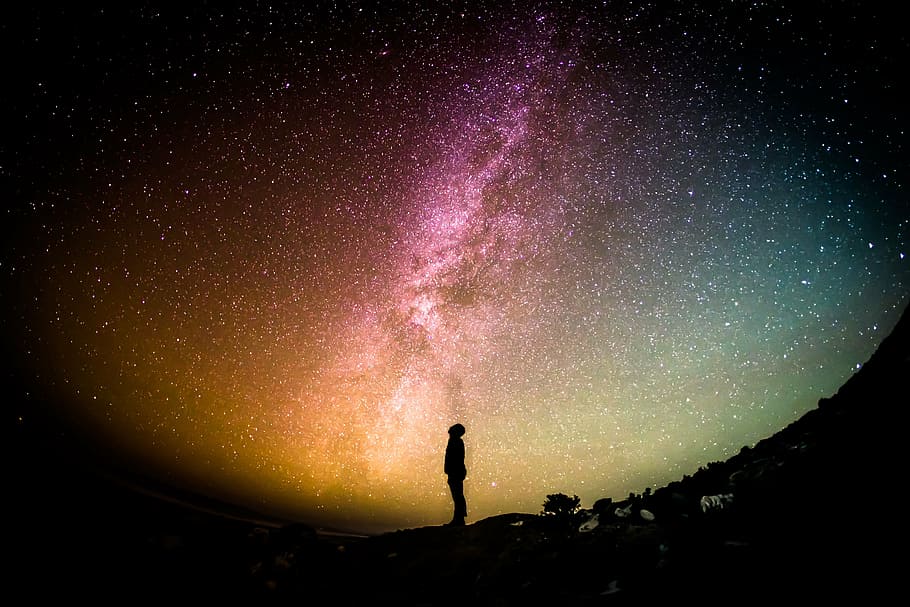 pessoa, em pé, estrelas, aurora, boralis, foto, galáxia, espaço, planetas, céu