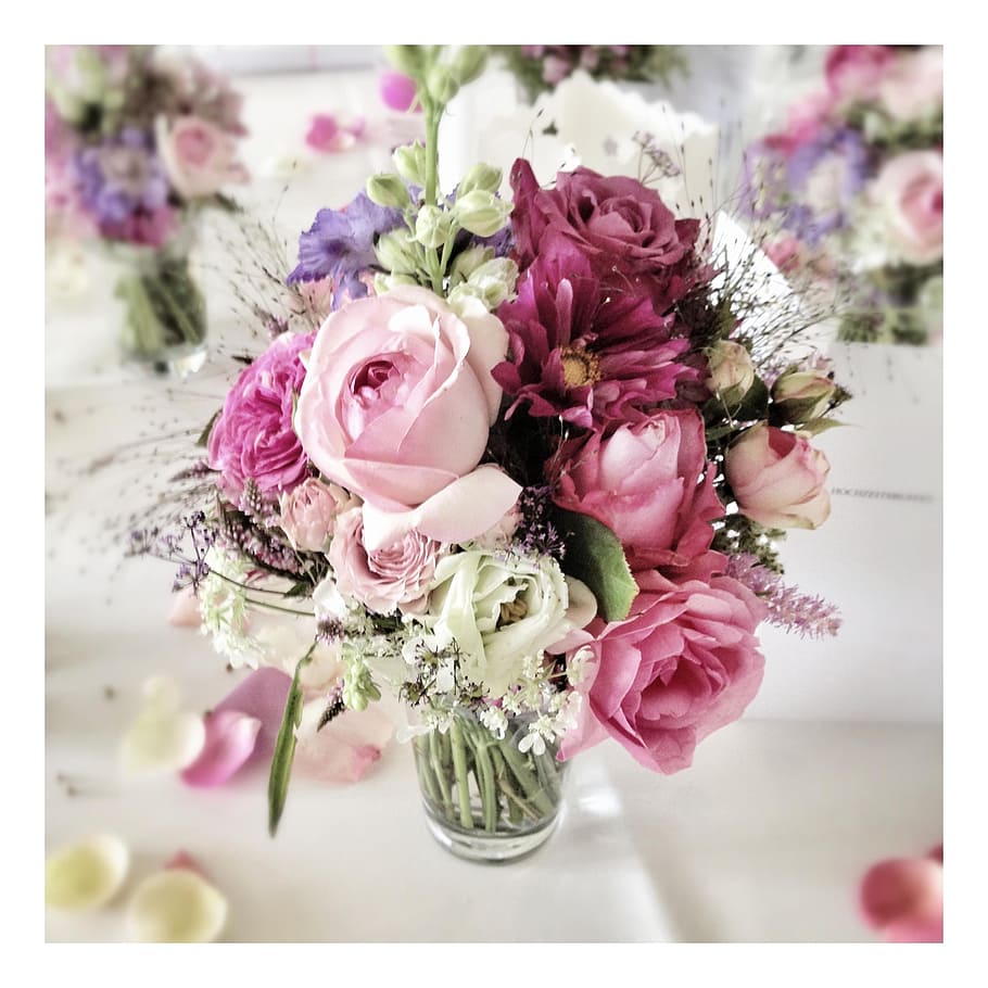 白, ピンク, 紫, バラ, 赤ちゃん, 呼吸の花の花束のセンターピース, 傾き, レンズ, 写真, フラワーアレンジメント