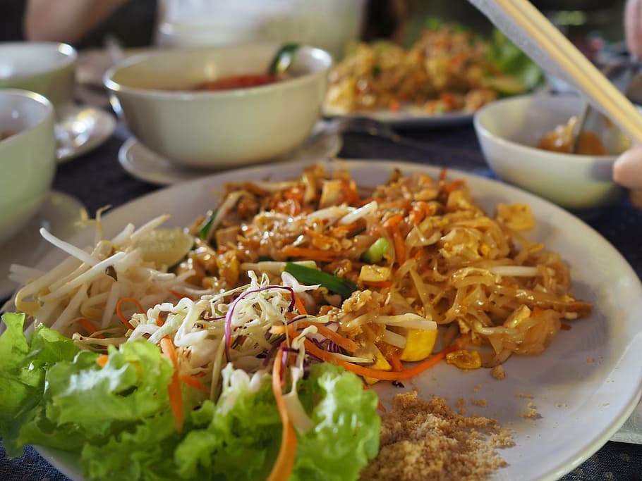 makanan thai, makan siang, makanan, makanan dan minuman, siap makan, kesegaran, makanan sehat, piring, meja, kesejahteraan