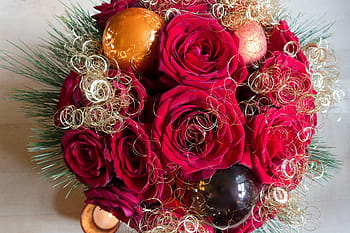 rose-christmas-arrangement-gold-royalty-free-thumbnail.jpg