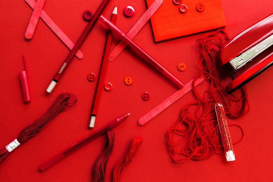 seni, merah, flatlay, tampilan atas, meja, kerajinan tangan, kancing, pensil, pena, stapler