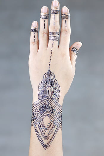 thumbs.dreamstime.com/z/henna-tattoo-woman-hands-a...