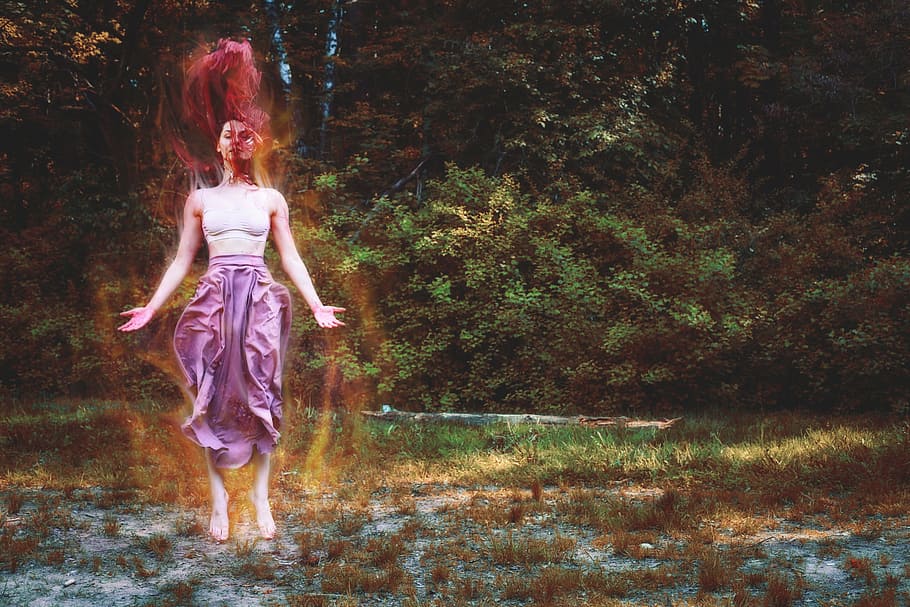 mujer, rojo, fotografía de aura, fuego, bruja, niña, saltando, moscas, bosque, chamán