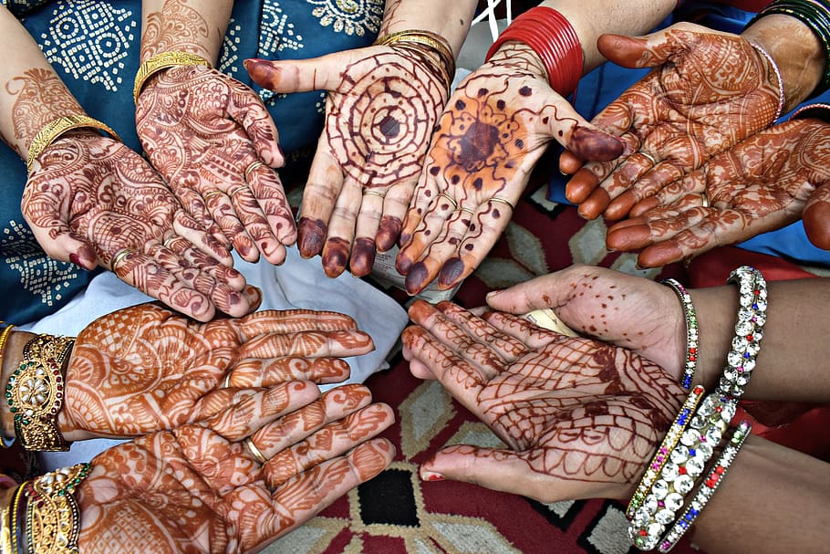 fotografía plana, gente, mehndi, manos, brazaletes, diseño, festivo, parte del cuerpo humano, tatuaje de henna, mano humana