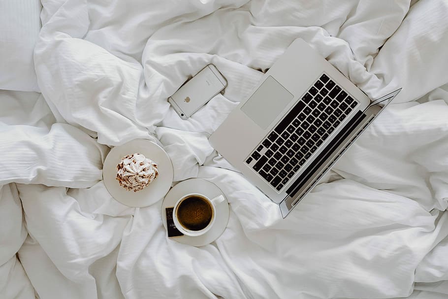 trabalhando, laptop, desfrutando, café da manhã café, chocolate, cama, mulher, café da manhã, café, na cama