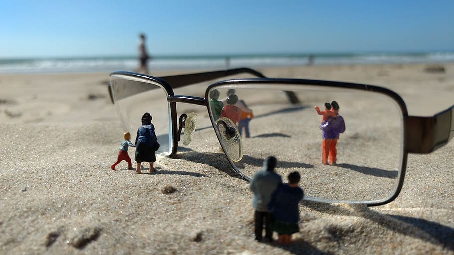 kedalaman, fotografi lapangan, kacamata, patung-patung orang, pasir, figur miniatur, pribadi, pantai, model, laut