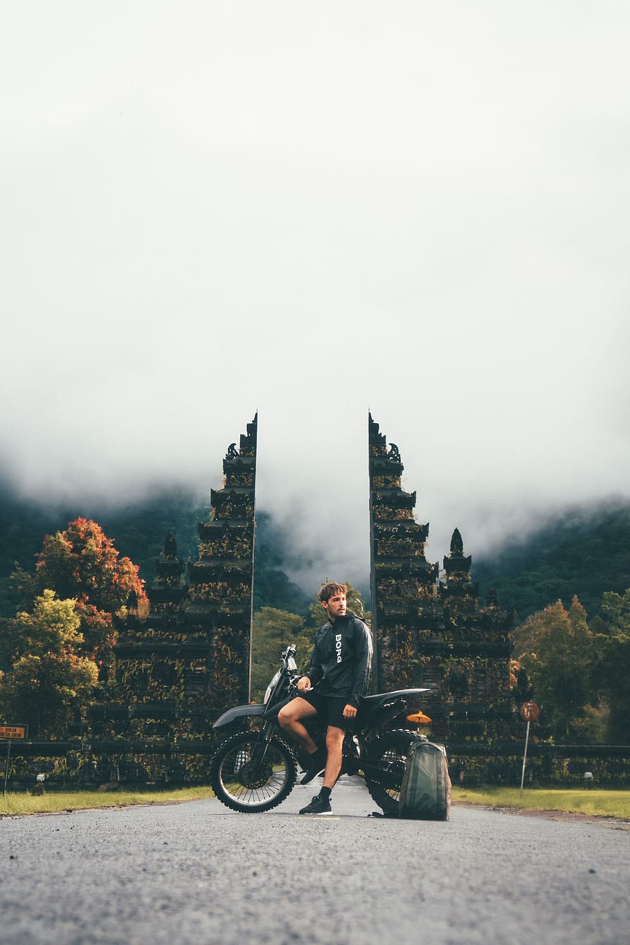 hombre, moto, aventura, niebla, ruinas, construcción, transporte, bicicleta, mochila, carretera