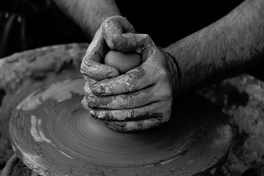 fotografi grayscale, pot molder, seni, tanah liat, tembikar, orang, artis, tangan, pematung, hitam dan putih