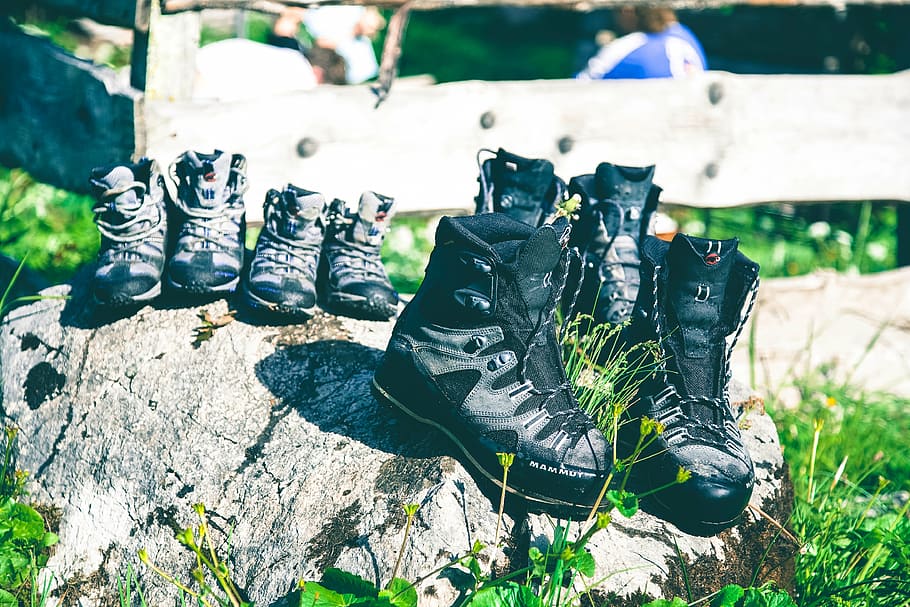 cuatro, pares, negro, senderismo, zapatos, gris, roca, par, zapatillas de deporte, al aire libre