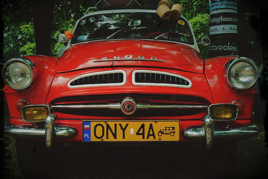 赤いシュコダ車, ヴァルトブルク, トイレットペーパー, 反射板, マスク, 車の前面, 古い, レトロな車, 車, 車両