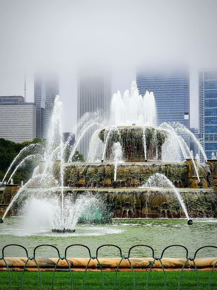 buckingham fountain, chicago, illinois, park, water, cityscape, skyline, foggy, buildings, motion