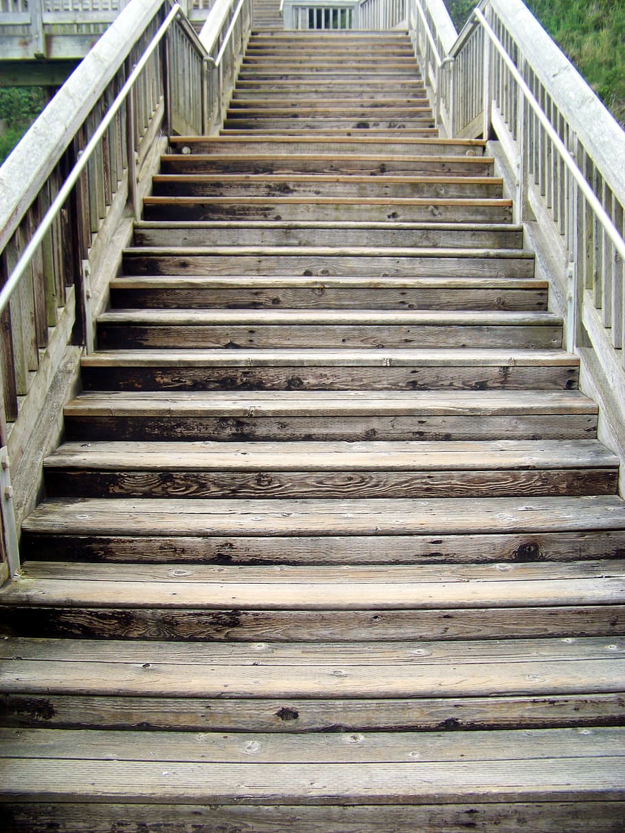 茶色の木製の階段, 階段, 欄干, 古い, 木材, 家, デザイン, 手すり, 2階, 登る