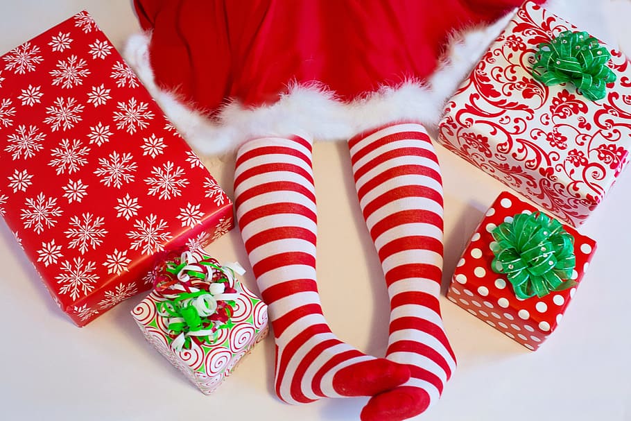 사람, 입고, 빨간색과 흰색, 치마, 줄무늬가있는, 양말, 산타 엘프, 선물, 크리스마스, 선물 포장