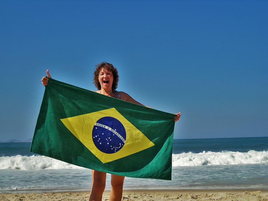 mujer, en pie, cuerpo, agua, tenencia, bandera, tiempo de día, Río, Copacabana, playa