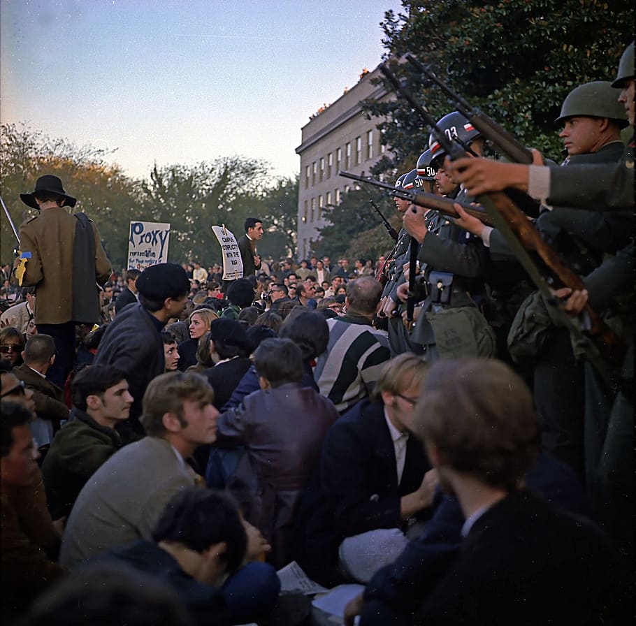 Ejército, tenencia, rifle, frente, gente, protestando, durante el día, evento, contra la guerra de Vietnam, entrada al Pentágono