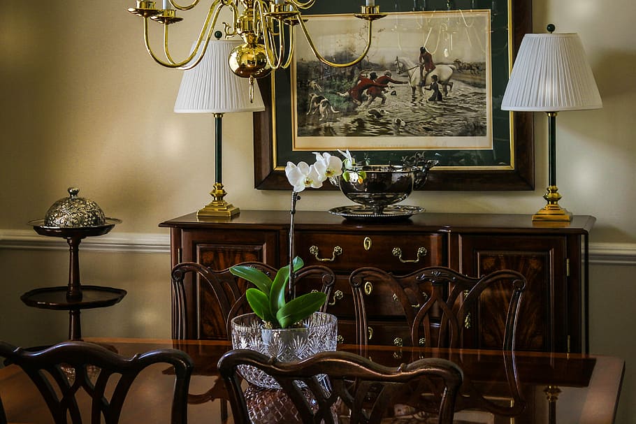 dos, lámpara de mesa de color dorado, en forma de cono, blanco, pantallas de lámparas, marrón, madera, aparador, mesa de comedor, sillas