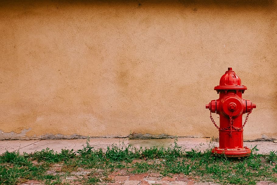 merah, hidran air, beton, dinding, siang hari, api, hidran, dekat, rumput, luar ruangan