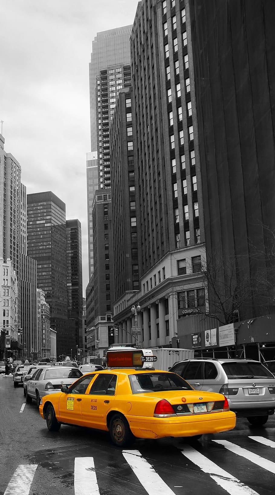 selektif, fotografi warna, kuning, ford crown victoria sedan, taksi, mobil, lalu lintas, new york, gedung kekaisaran, New York City
