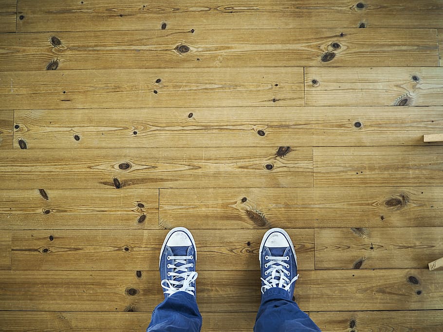 alto, foto de ángulo, persona, vistiendo, par, azul, zapatillas de deporte, pies, suelo, piso laminado