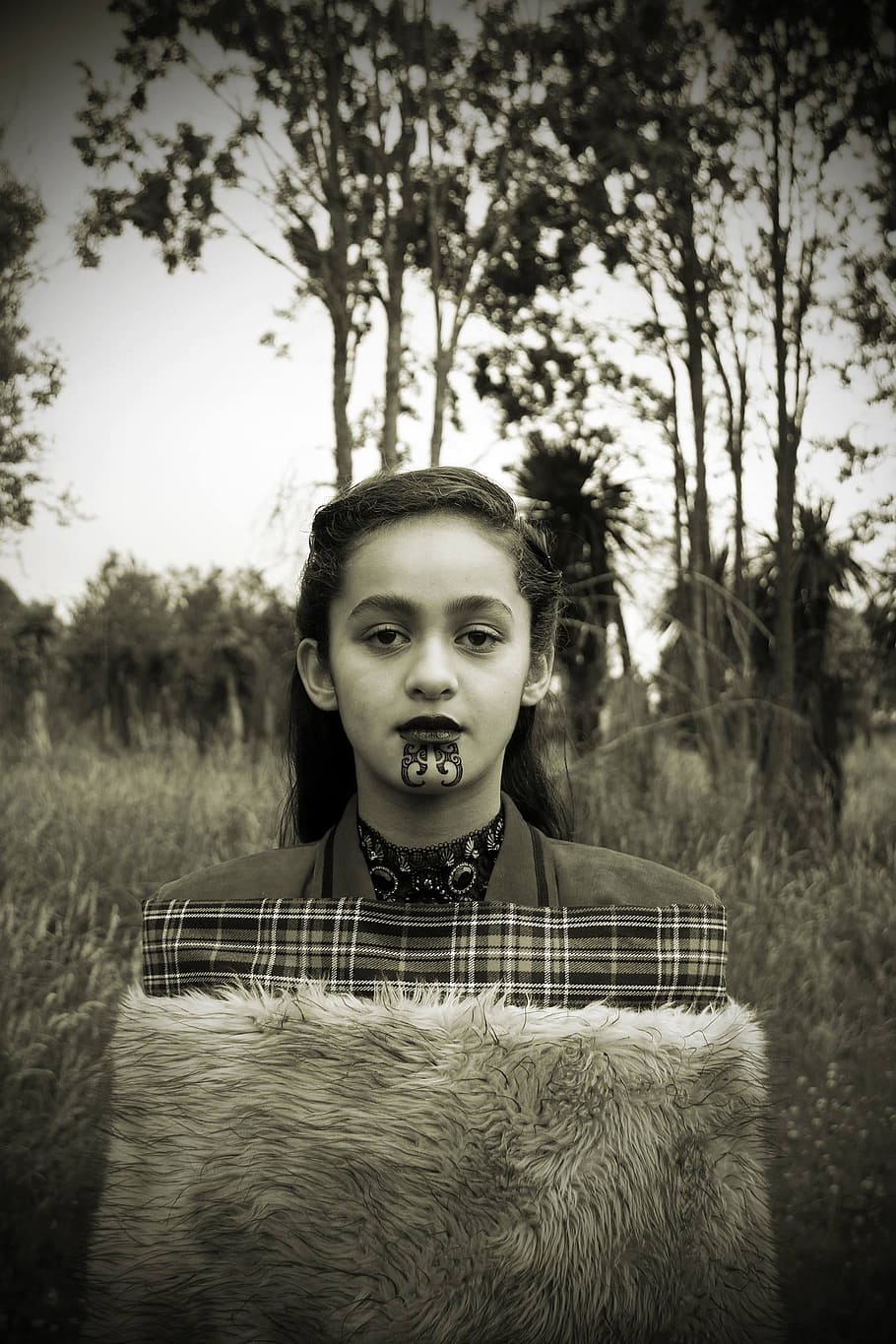 gris, fotografía a escala, mujer, en pie, tre, niña, retrato, tradición, cultura, maorí
