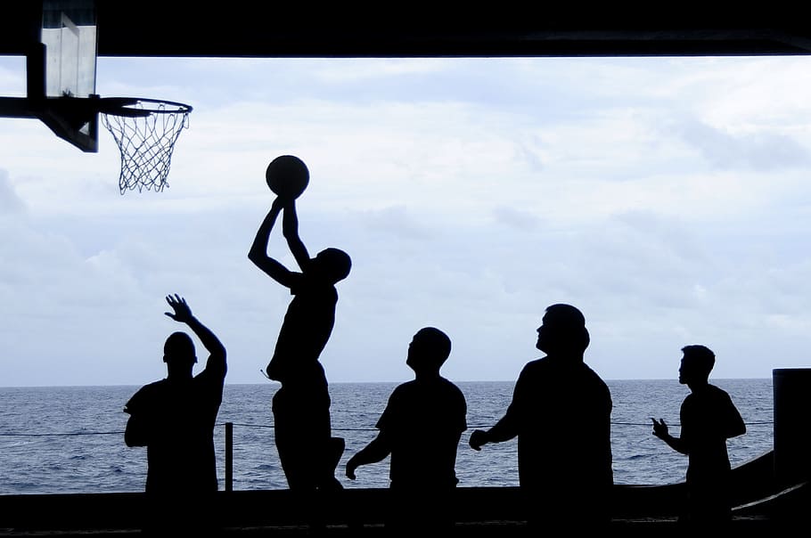 silueta, gente, jugando, baloncesto, durante el día, uss nimitz, siluetas, mar, océano, agua