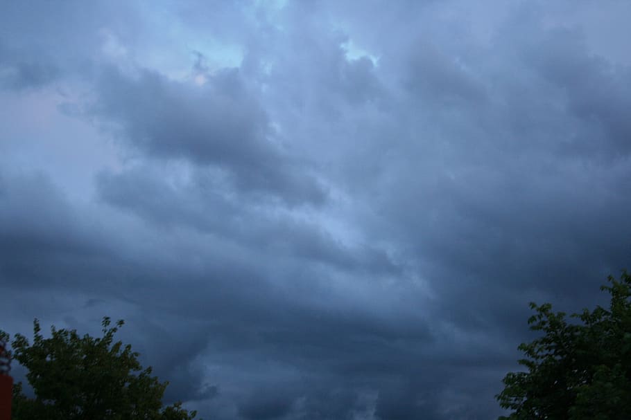 В воздухе стояла мгла из белесоватого небо. Синеватый оттенок на небе. Чугунный оттенок неба. Синие облака на Старом фото. Thundercloud Rainstorm.