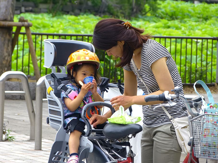 japan, tokyo, ueno, women, kid, japanese, park, bicycle, drink, cycle