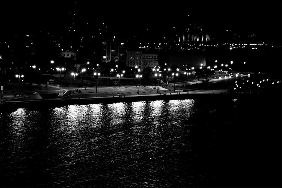 foto en escala de grises, luces de la calle, cuerpo, agua, escala de grises, foto, ciudad, horizonte, oscuro, noche