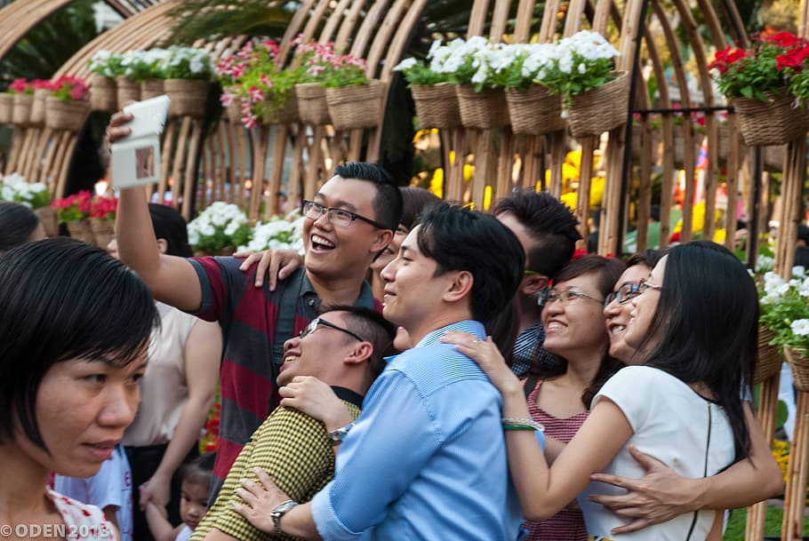 personas reunidas, al aire libre, tomar, foto, selfie, personas, asiático, flores, calle, Vietnam