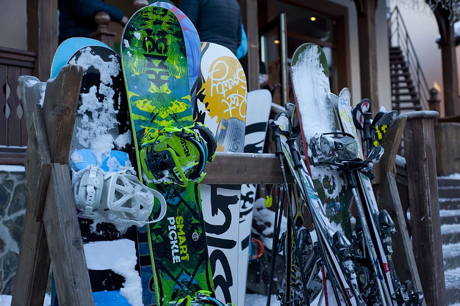 inverno de equipamento de esqui snowboard, esqui, snowboard, equipamento, inverno, esqui equipamento de snowboard inverno neve, esporte, ao ar livre, cena urbana, rua