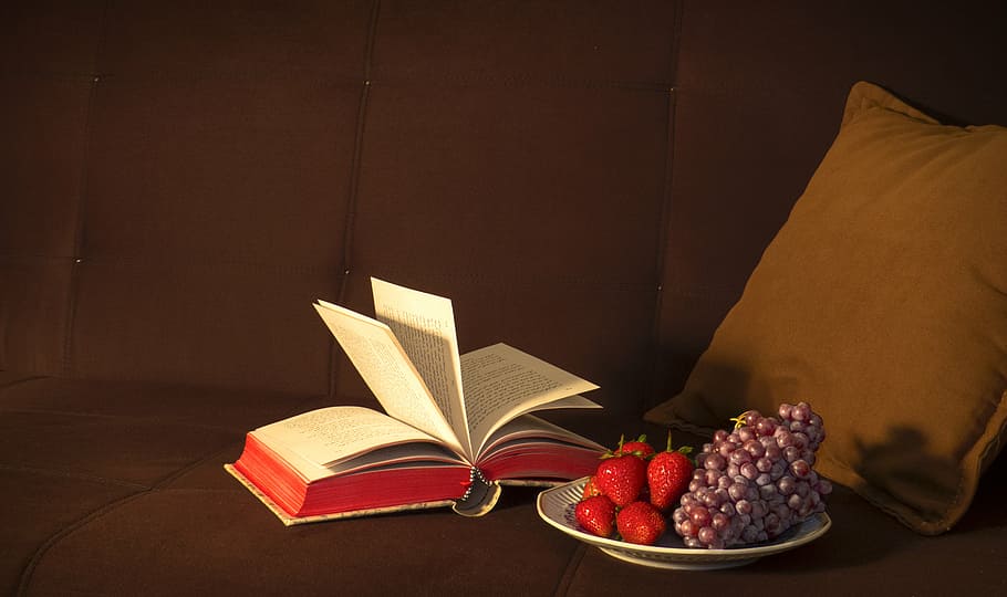 aberto, livro, ao lado, prato, preenchido, morangos, uvas, página, marrom, jogar