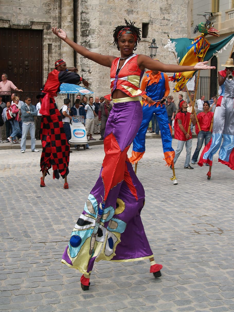mujer bailando, calle, cuba, la habana, bailarina, plaza, zancos, teatro, danza, cultura
