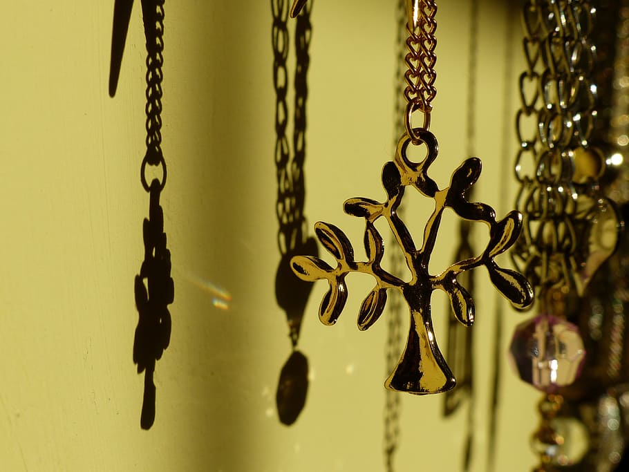 jewelry, gold, necklace, chain, hanging, close-up, metal, indoors, selective focus, decoration