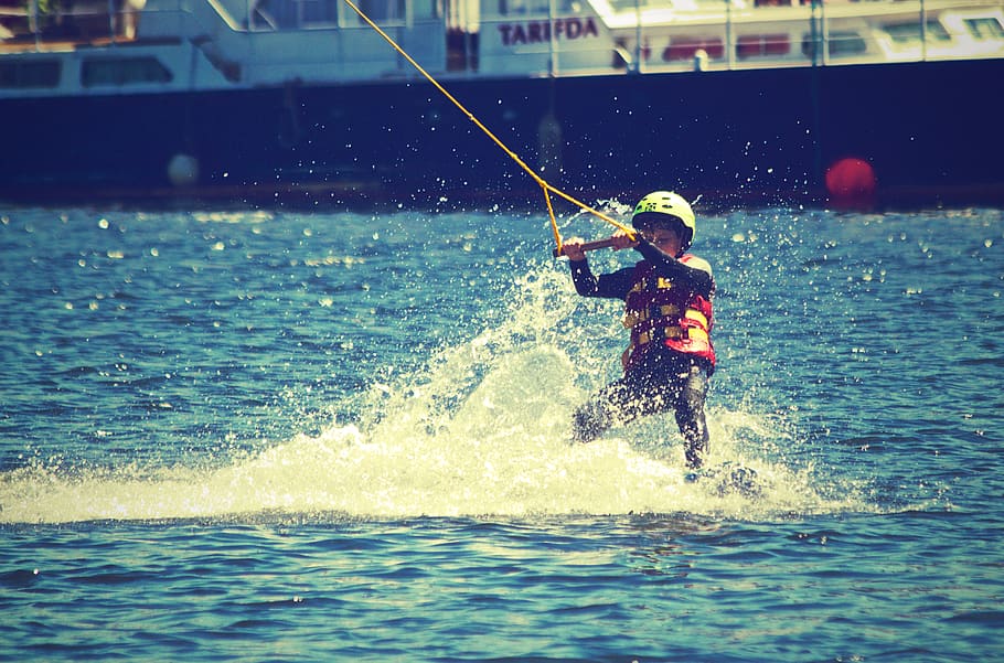 esqui aquático, menino, criança, corda, colete salva-vidas, capacete, barco, respingo, água, pessoas reais