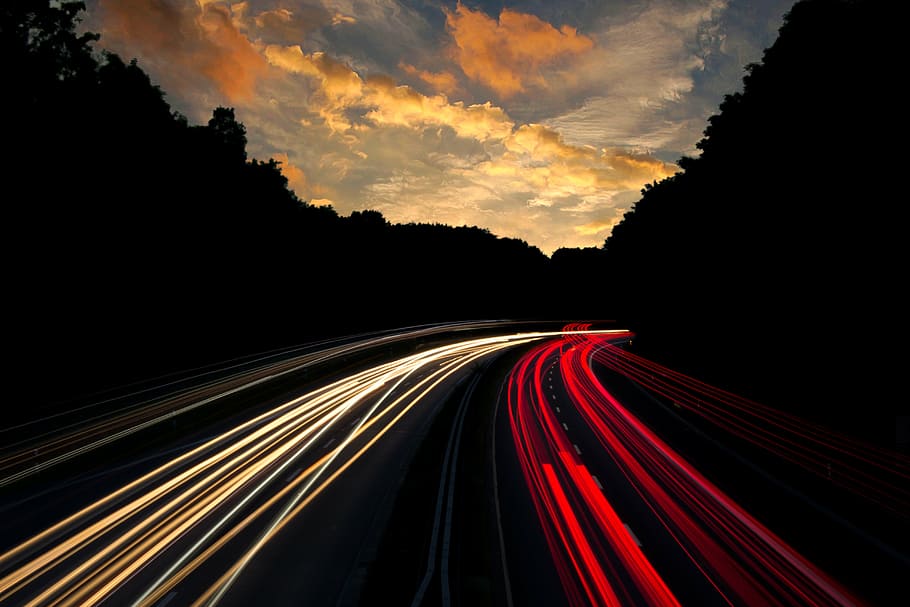 foto de baixa exposição, luz, veículos, estrada, amarelo, nublado, céu, tempo, lapso, fotografia