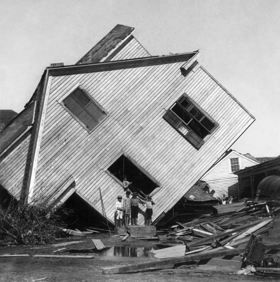 foto grayscale, rumah miring, badai, kehancuran, galveston, texas, 1900, maju, hancur, kemalangan