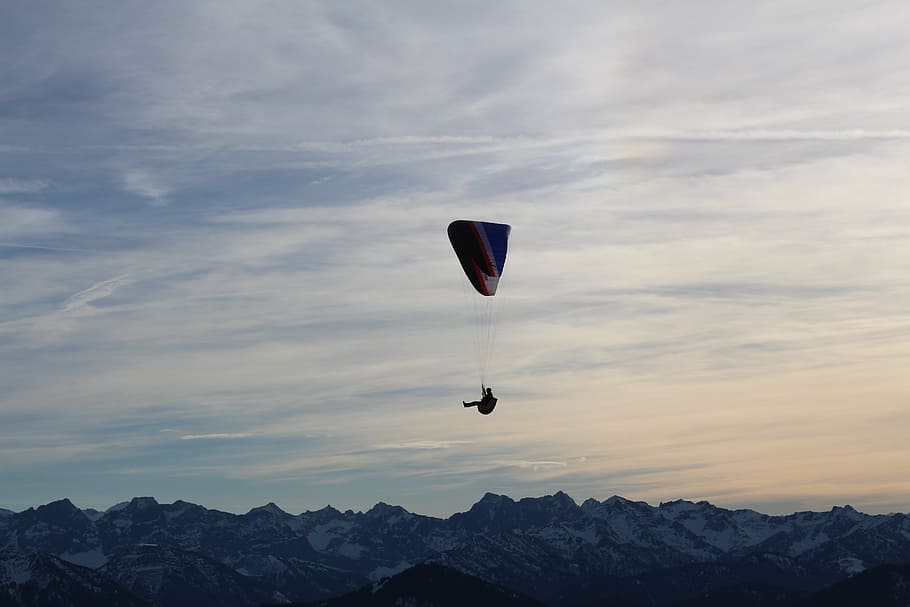 homem usando paraquedas, paraquedista, montanhas, paraquedas, voar, paraquedismo, evento esportivo, flutuar, deslizar, parapente