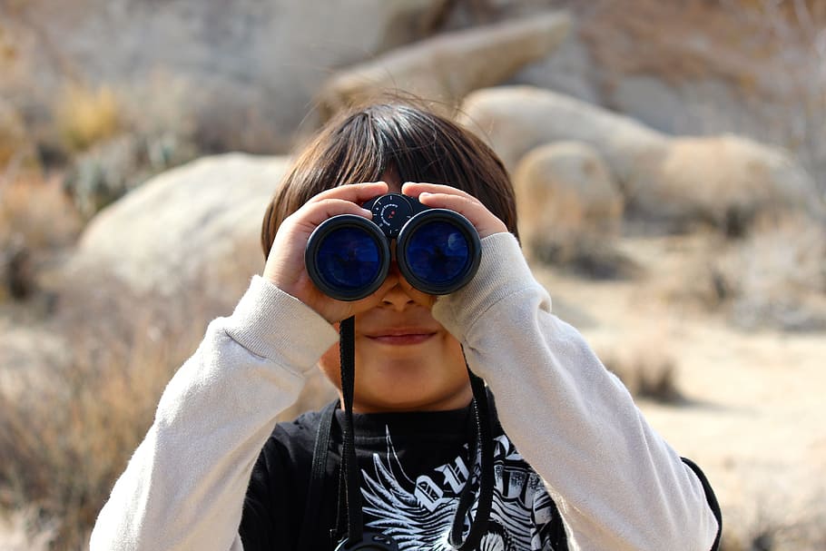 Niño, negro, blanco, cuello redondo, manga larga, camisa, usando, alcance binocular, durante el día, binoculares